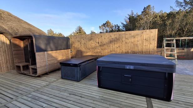 European backyard pool using SPRSUN swimming pool heat pump Europæisk baggårdspool ved hjælp af SPRSUN swimmingpoolvarmepumpe