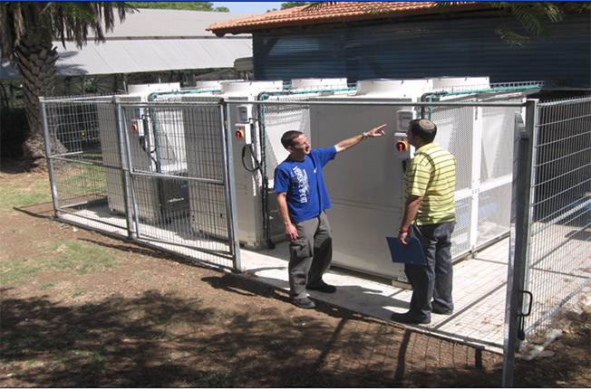 Folk kontrollerer kommerciel poolvarmepumpe